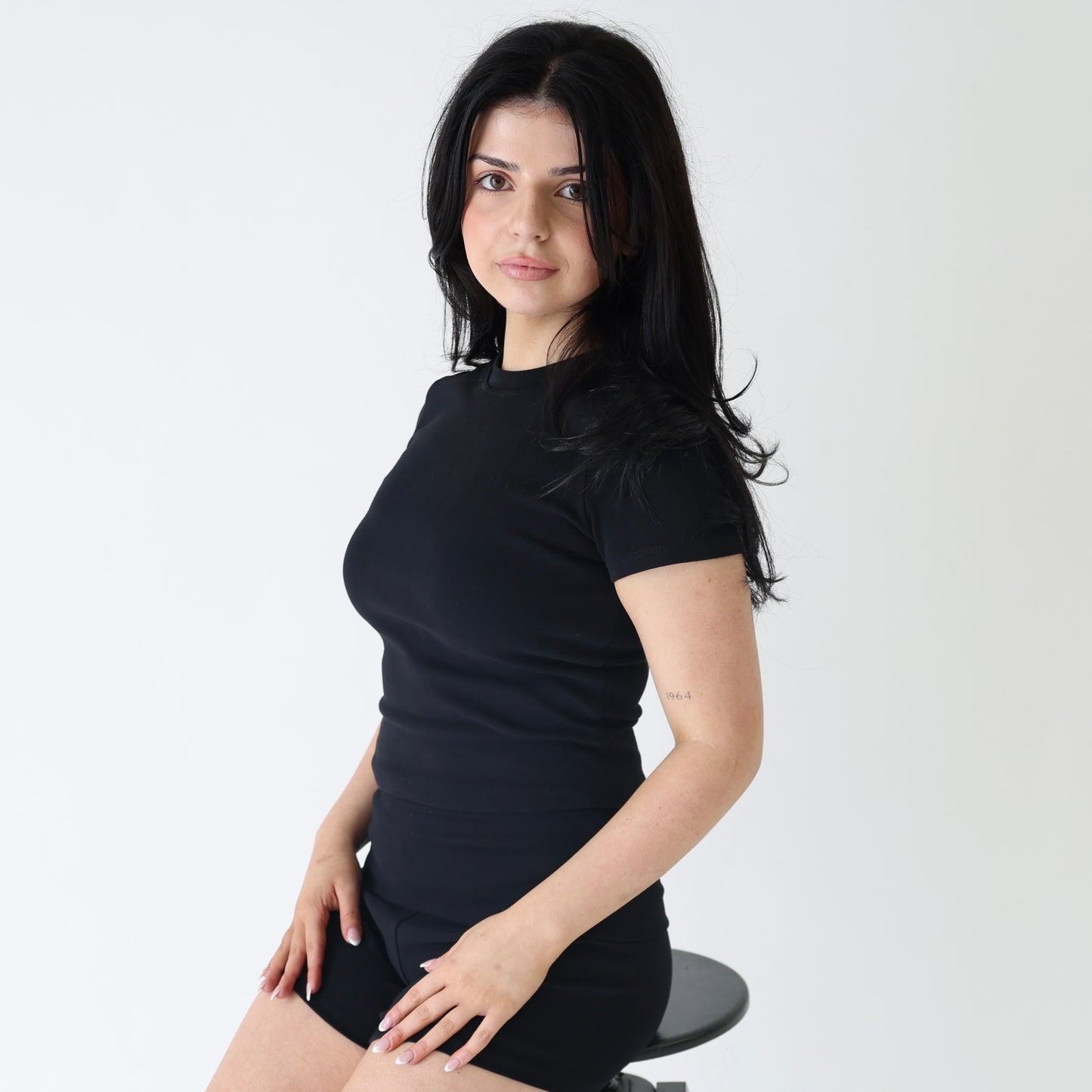 ‘Aleia’ tee in black - front view/model 2