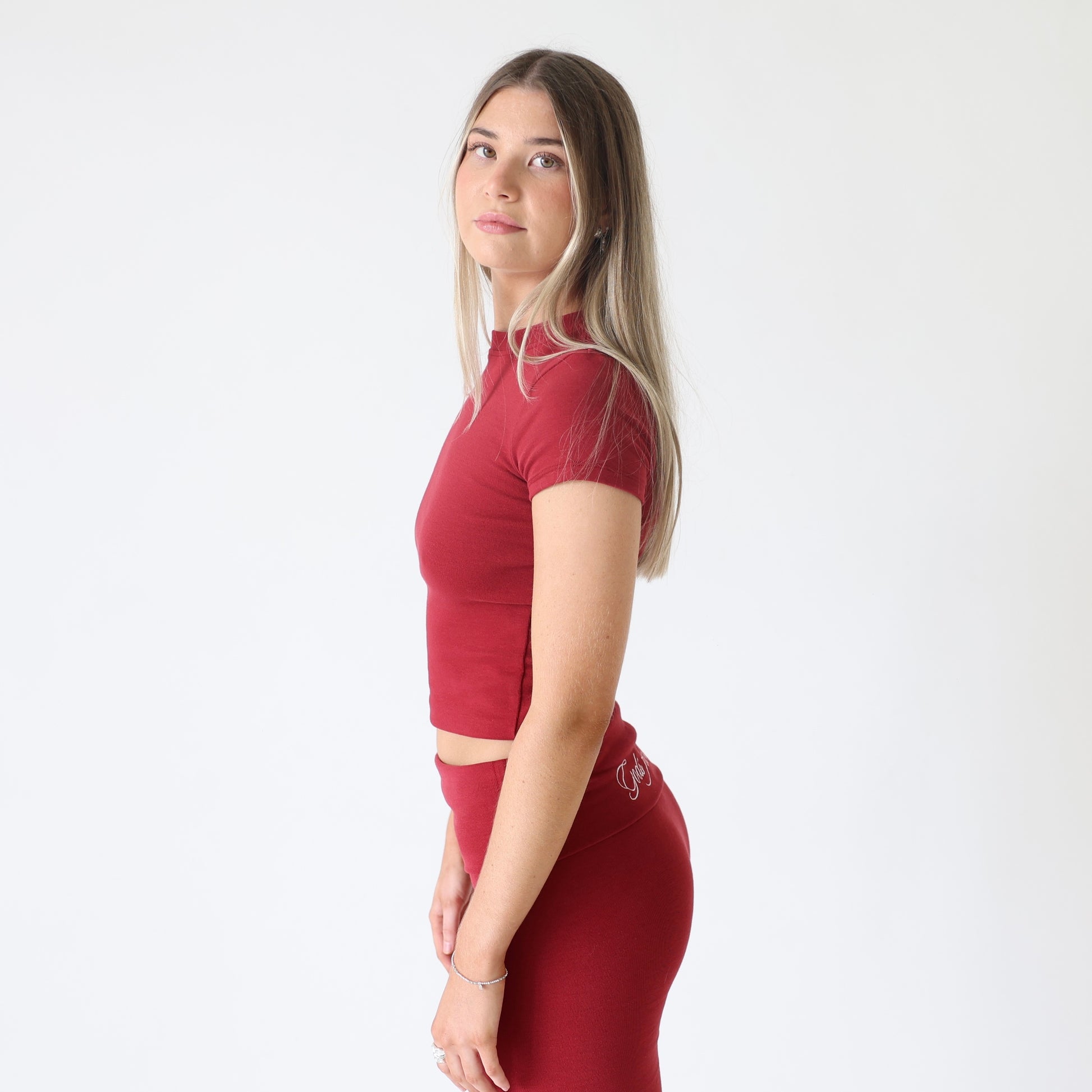 ‘Aleia’ tee in burgundy - side view